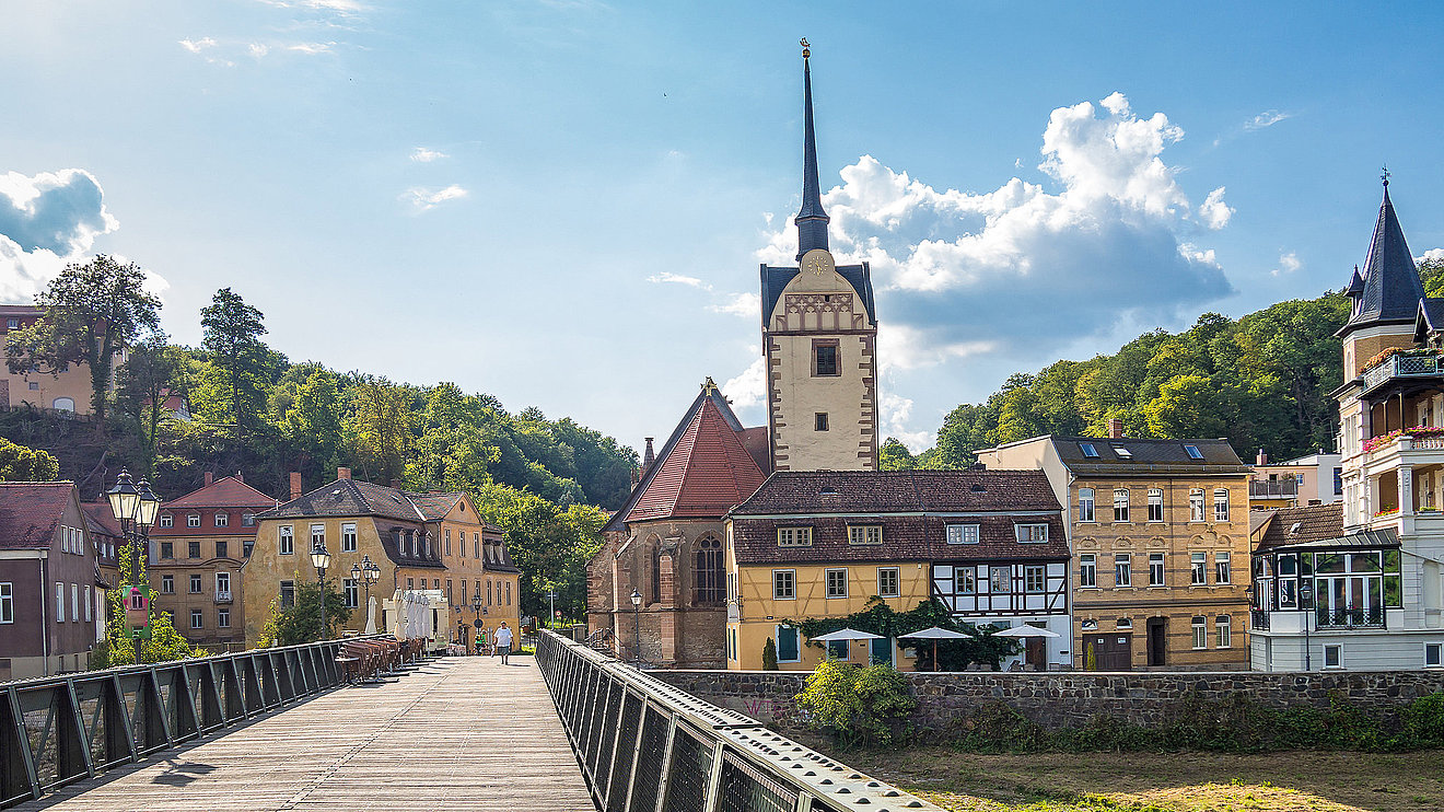 Blick auf Gera-Untermhaus in Thüringen mit Brücke im Vordergrund, historischen Gebäuden und der Marienkirche-Gera unter blauem Himmel. Blick auf Gera-Untermhaus in Thüringen mit Brücke im Vordergrund, historischen Gebäuden und der Marienkirche-Gera unter blauem Himmel.